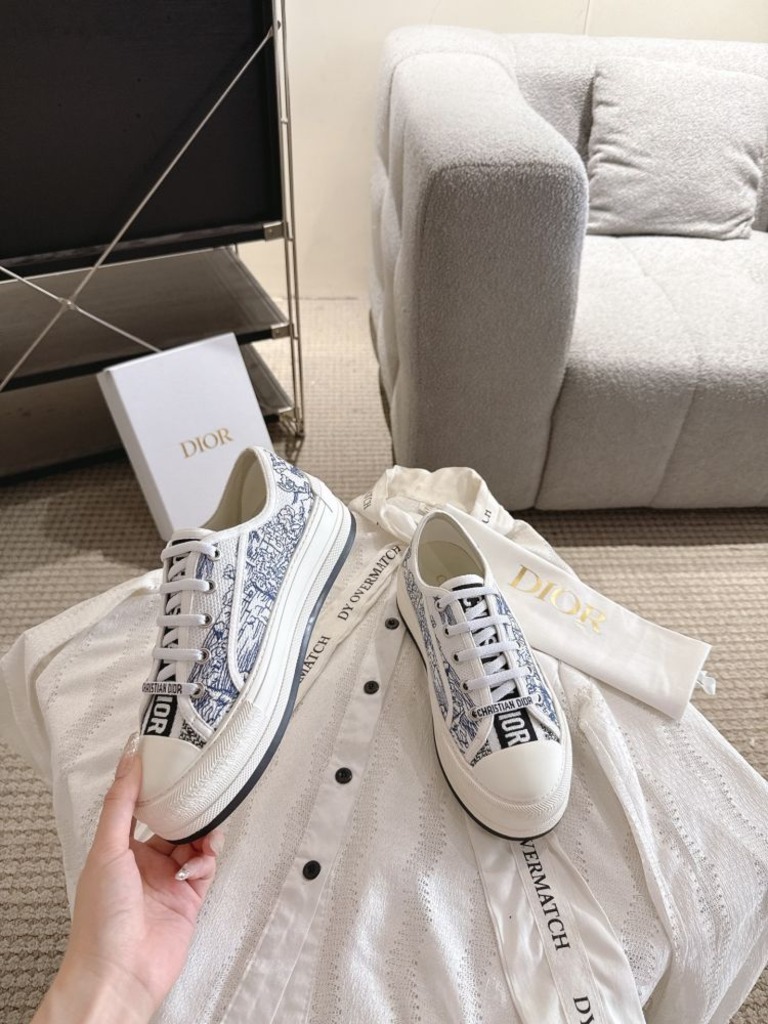 오블리크 자수 패턴 플랫폼 캔버스 스니커즈