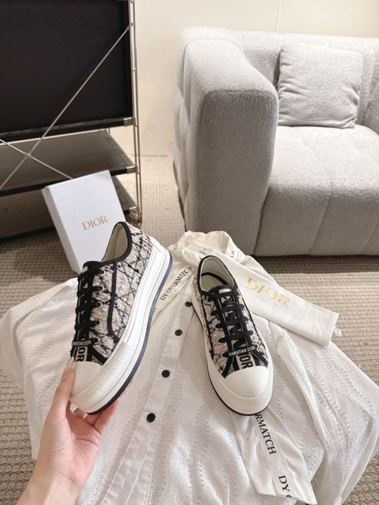 오블리크 자수 패턴 플랫폼 캔버스 스니커즈