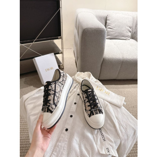 오블리크 자수 패턴 플랫폼 캔버스 스니커즈