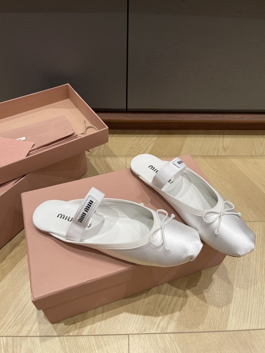 리본 라운드 토 플랫 뮬