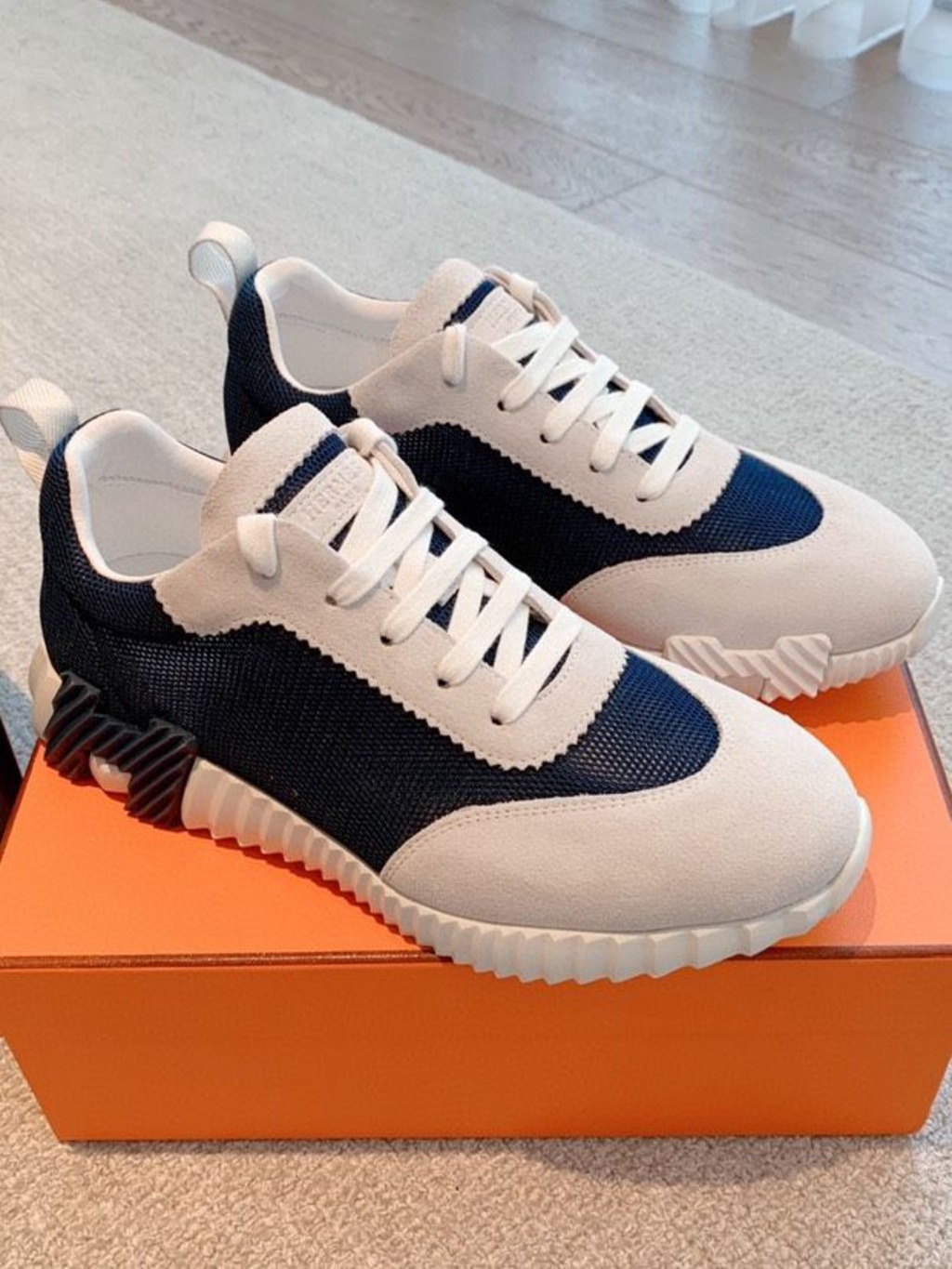 바운싱 스니커즈