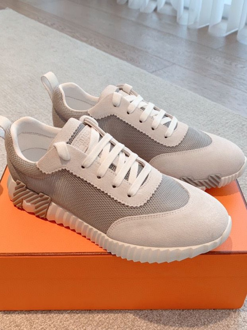 바운싱 스니커즈