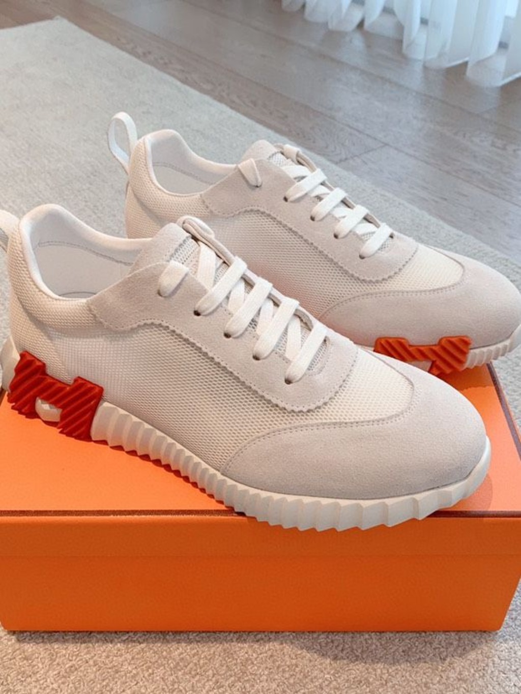 바운싱 스니커즈