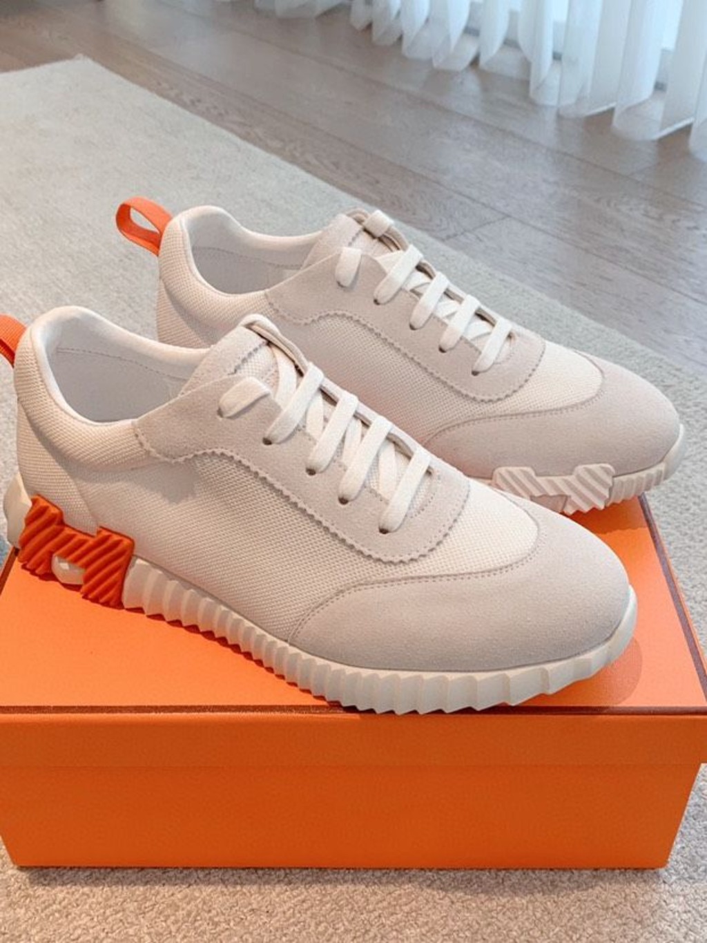 바운싱 스니커즈