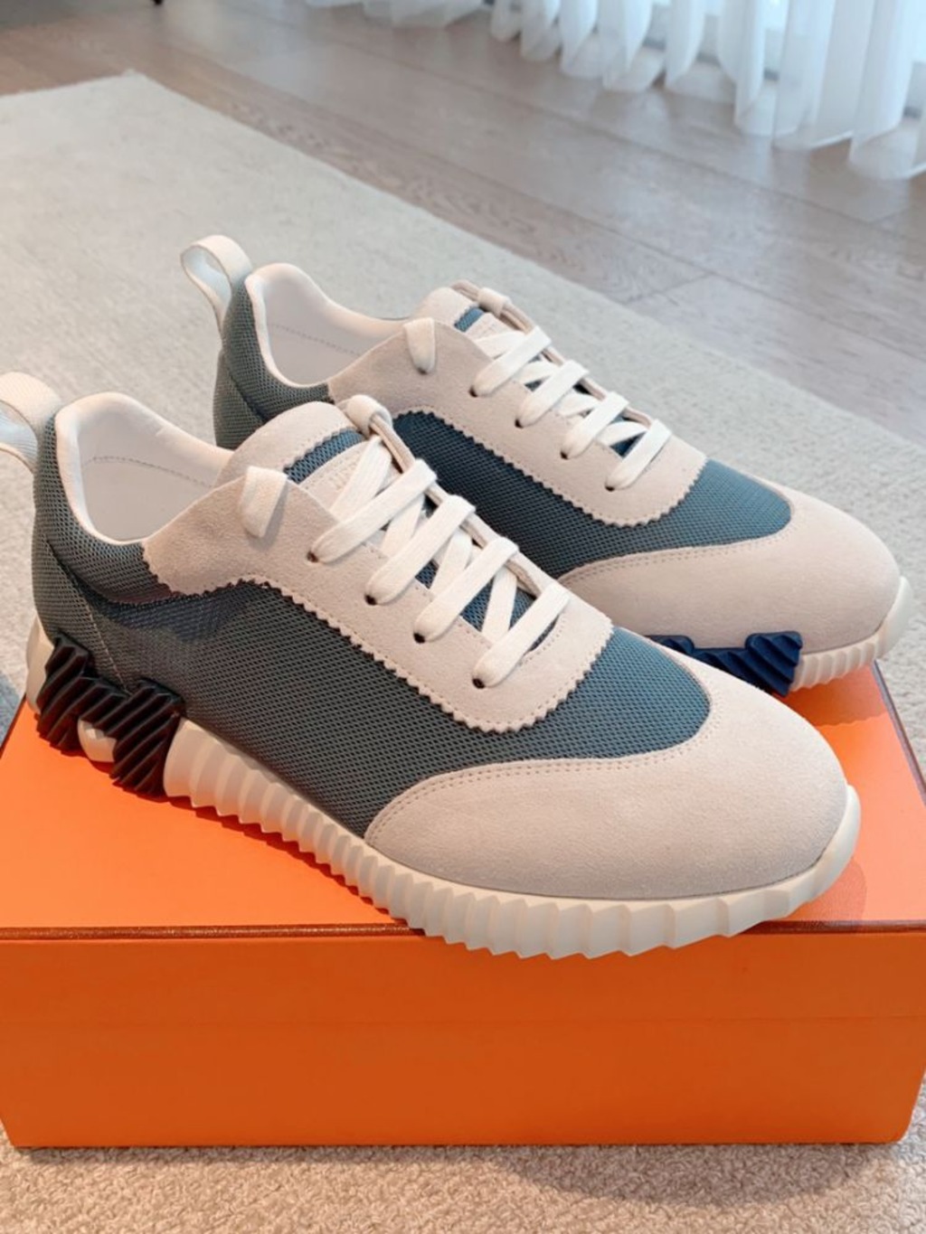 바운싱 스니커즈