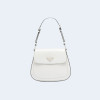 클레오 브러쉬드 레더 플랩 숄더백 화이트